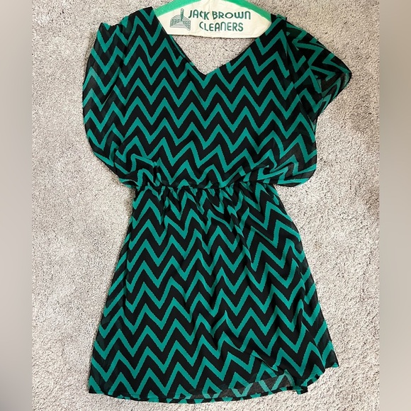 Buttons Green and Black zigzag mini dress. Size small - Picture 6 of 8